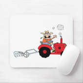 Cartoon boer die een rode trekker bestuurt muismat (Met muis)