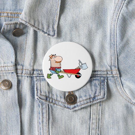 Cartoon boer met kruiwagen en gereedschap ronde button 7,6 cm