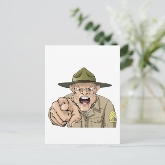 Cartoon boze drilsergeant riep op briefkaart (Staand voorkant)