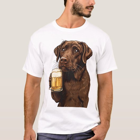 Cartoon Chocolate Labrador Holding Beer Mok T-shirt (Voorkant)