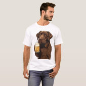 Cartoon Chocolate Labrador Holding Beer Mok T-shirt (Voorkant volledig)