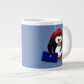 Cartoon Craftsman Penguin met Blue Background Grote Koffiekop (Voorkant rechts)