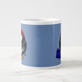 Cartoon Craftsman Penguin met Blue Background Grote Koffiekop (Voorkant)
