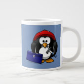 Cartoon Craftsman Penguin met Blue Background Grote Koffiekop (Rechts)