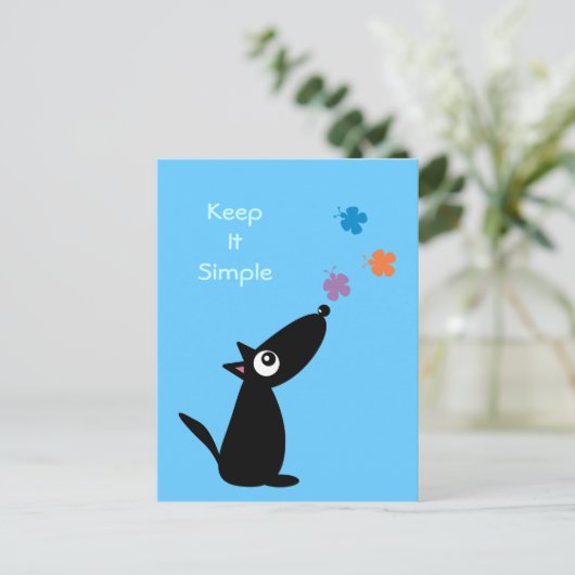 Cartoon dog & butterflies houden het eenvoudige br briefkaart (Staand voorkant)