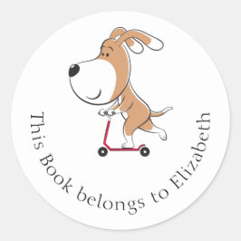 Cartoon Funny Dog Puppy Kick Scooter Bookplaat Ronde Sticker