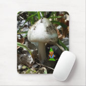 Cartoon Gnome onder een paddenstoel Muismat (Met muis)