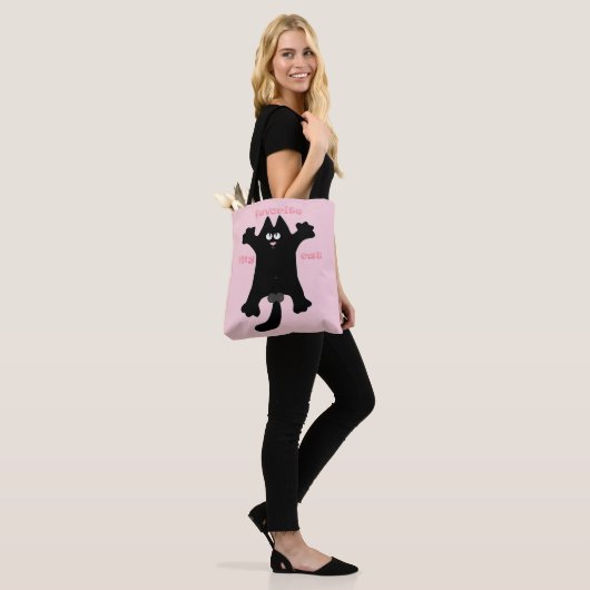 #cartoon #grappig # kat gooit kussen tote bag (Op model)