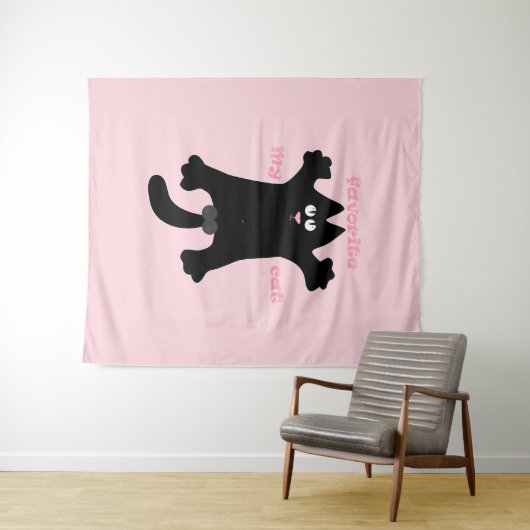 #cartoon #grappig # kat gooit kussen wandkleed (In Situ (horizontaal))