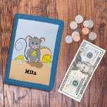 Cartoon Gray Mouse die kaas Kind Wallet eet Drievoud Portemonnee<br><div class="desc">Een schattige kind portefeuille met een grijze cartoon muis die een beetje kaas eet. Pas het met de naam van het kind aan gebruikend de sjabloon. Het is een geweldig instrument om kinderen te leren hun geld te beheren. © ArianeC Illustraties-Alle rechten voorbehouden</div>