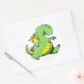 Cartoon groene draak op zijn achterpoten ronde sticker (Envelop)