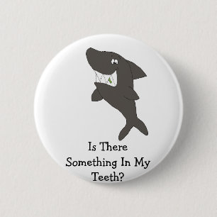 Cartoon haai met voedsel in de tanden ronde button 5,7 cm