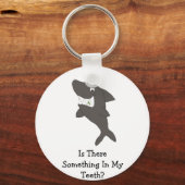 Cartoon haai met voedsel in de tanden sleutelhanger (Voorkant)