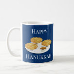 Cartoon Happy Hanukkah glimlachen Koffiemok<br><div class="desc">Een Happy Hanukkah-mok die shows glimlachende latkes die op een bord staan met appelsaus en zure crème. De woorden en illustraties zijn zichtbaar aan beide zijden van de mok.</div>