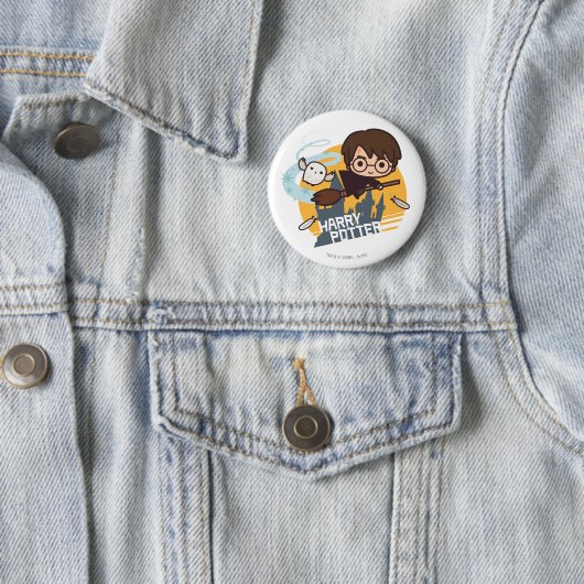 Cartoon Harry and Hedwig Flying Past Hogwarts Ronde Button 5,7 Cm (In situ)