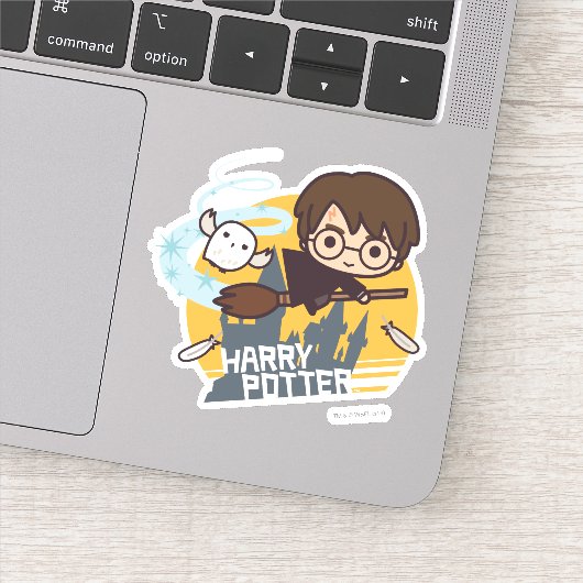 Cartoon Harry en Hedwig Flying Past Hogwarts Sticker (Detail)