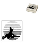 Cartoon heks die 's nachts over de maan vliegt rubberstempel (Gestempeld)