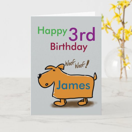 Cartoon hond blij 3e verjaardag naam kaart (Gele Bloem)