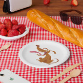 Cartoon hond met grote glimlach en tong uit papieren bordje