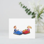 Cartoon jongen en meisje in Bumper Cars Briefkaart (Staand voorkant)
