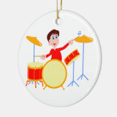 Cartoon jongen speelt drumset scherpe randen keramisch ornament (Links)