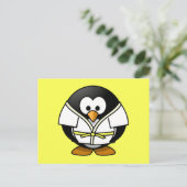 Cartoon Judo Penguin Gele achtergrond Briefkaart (Staand voorkant)