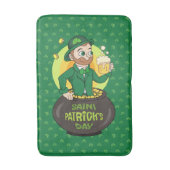 Cartoon kabouter in een gouden pot met een pint badmat (Voorkant Verticaal)