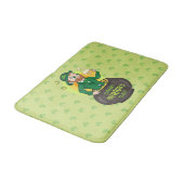 Cartoon kabouter in een gouden pot met een pint badmat (Gekanteld)