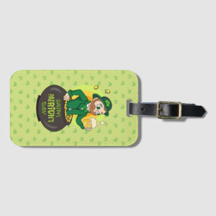 Cartoon kabouter in een gouden pot met een pint bagagelabel