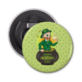 Cartoon kabouter in een gouden pot met een pint button flesopener (Voorkant)