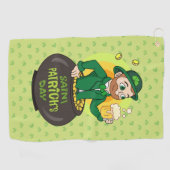Cartoon kabouter in een gouden pot met een pint golfhanddoek (Horizontaal)