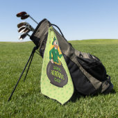 Cartoon kabouter in een gouden pot met een pint golfhanddoek (Groen)