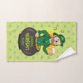 Cartoon kabouter in een gouden pot met een pint handdoek (Handdoek)