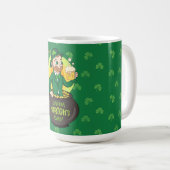 Cartoon kabouter in een gouden pot met een pint koffiemok (Voorkant rechts)