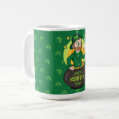 Cartoon kabouter in een gouden pot met een pint koffiemok (Voorkant links)