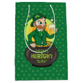 Cartoon kabouter in een gouden pot met een pint medium cadeauzakje (Voorkant)