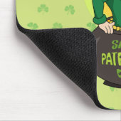 Cartoon kabouter in een gouden pot met een pint muismat (Hoek)