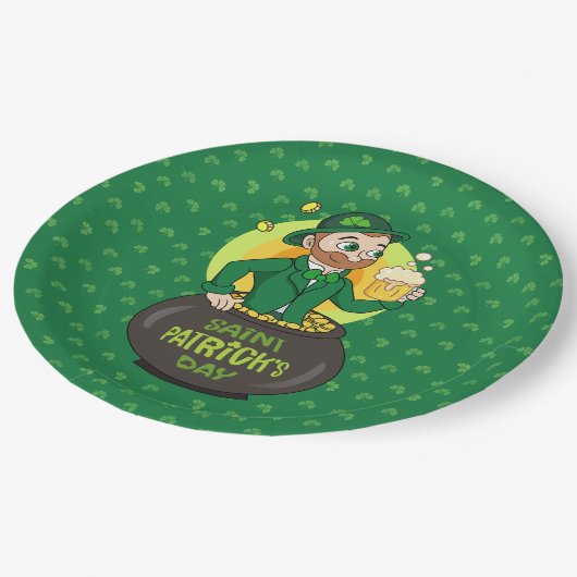 Cartoon kabouter in een gouden pot met een pint papieren bordje (Gekanteld)