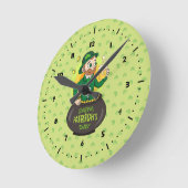 Cartoon kabouter in een gouden pot met een pint ronde klok (Hoek)