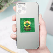Cartoon kabouter in een gouden pot met een pint sticker (Telefoon)