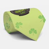 Cartoon kabouter in een gouden pot met een pint stropdas (Opgerold)