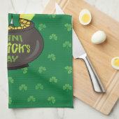 Cartoon kabouter in een gouden pot met een pint theedoek (Quarter Fold)