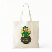 Cartoon kabouter in een gouden pot met een pint