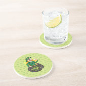 Cartoon kabouter in een gouden pot met een pint zandsteen onderzetter (Zijkant)