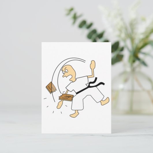Cartoon Karate Man Chopping Wooden Board met hand Briefkaart (Staand voorkant)