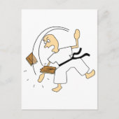 Cartoon Karate Man Chopping Wooden Board met hand Briefkaart (Voorkant)