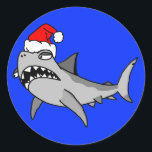 Cartoon kerstkerstkerstkerstkerstkerstkerstman ronde sticker<br><div class="desc">Een tekening van een knappe cartoon haai met kerstmis met een pet van de kerstman.</div>