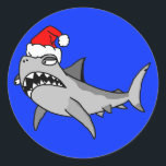 Cartoon kerstkerstkerstkerstkerstkerstkerstman ronde sticker<br><div class="desc">Een tekening van een knappe cartoon haai met kerstmis met een pet van de kerstman.</div>