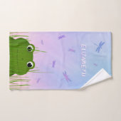 cartoon kikker die door graslibellen naar het gras handdoek (Handdoek)