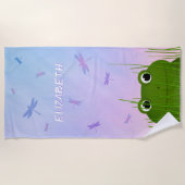 cartoon kikker die door graslibellen naar het gras strandlaken (Voorkant)